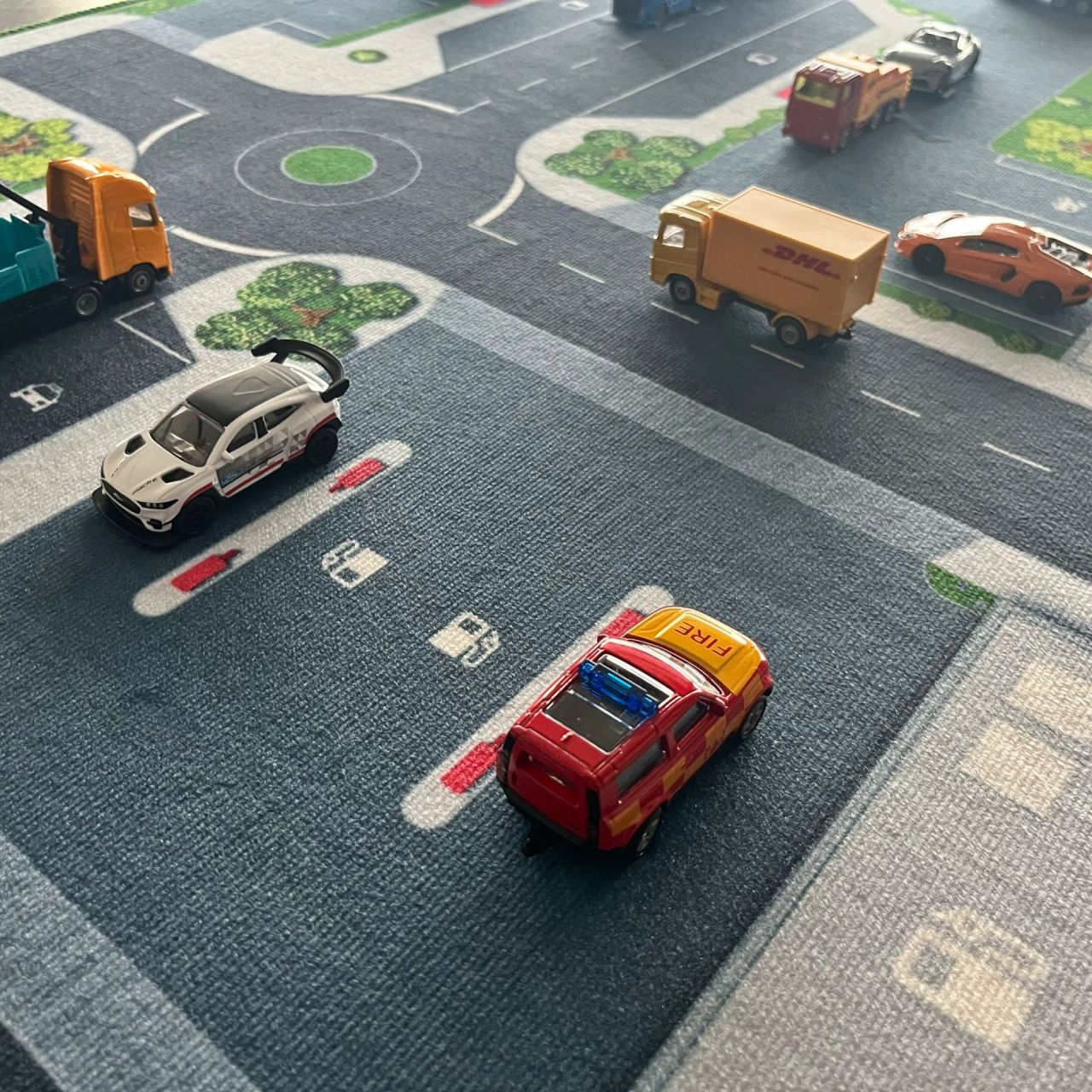 Spielteppich Arne Spielteppich Arne mit Tankstelle und Kreisverkehr