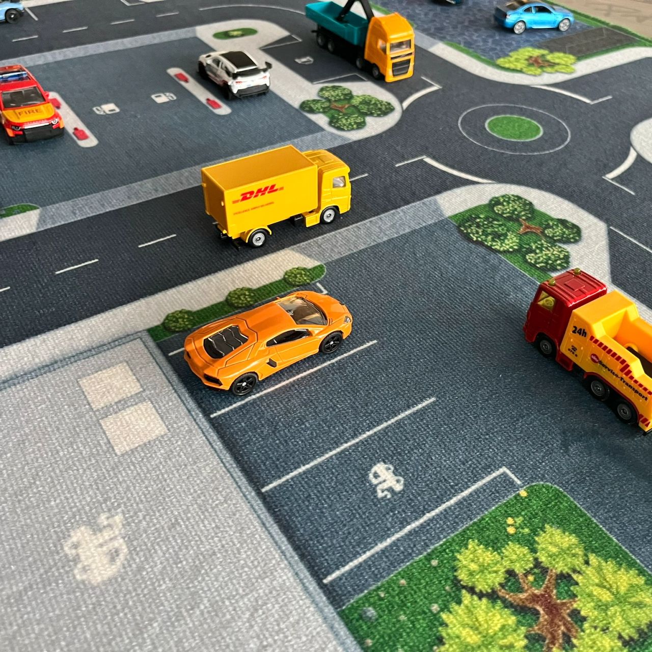 Spielteppich Arne mit Tankstelle und Kreisverkehr