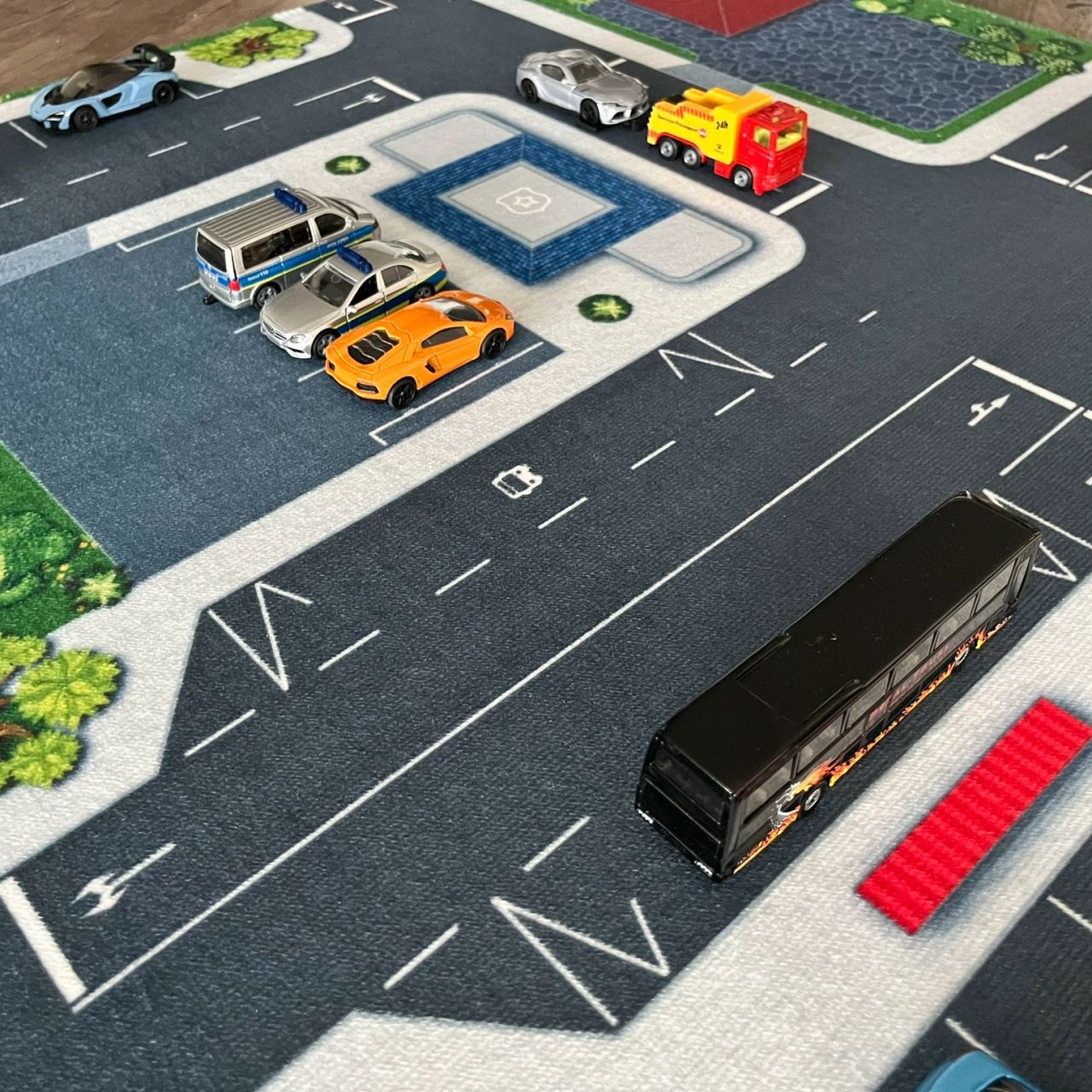 Spielteppich Emil mit Haltestelle und Polizeistation