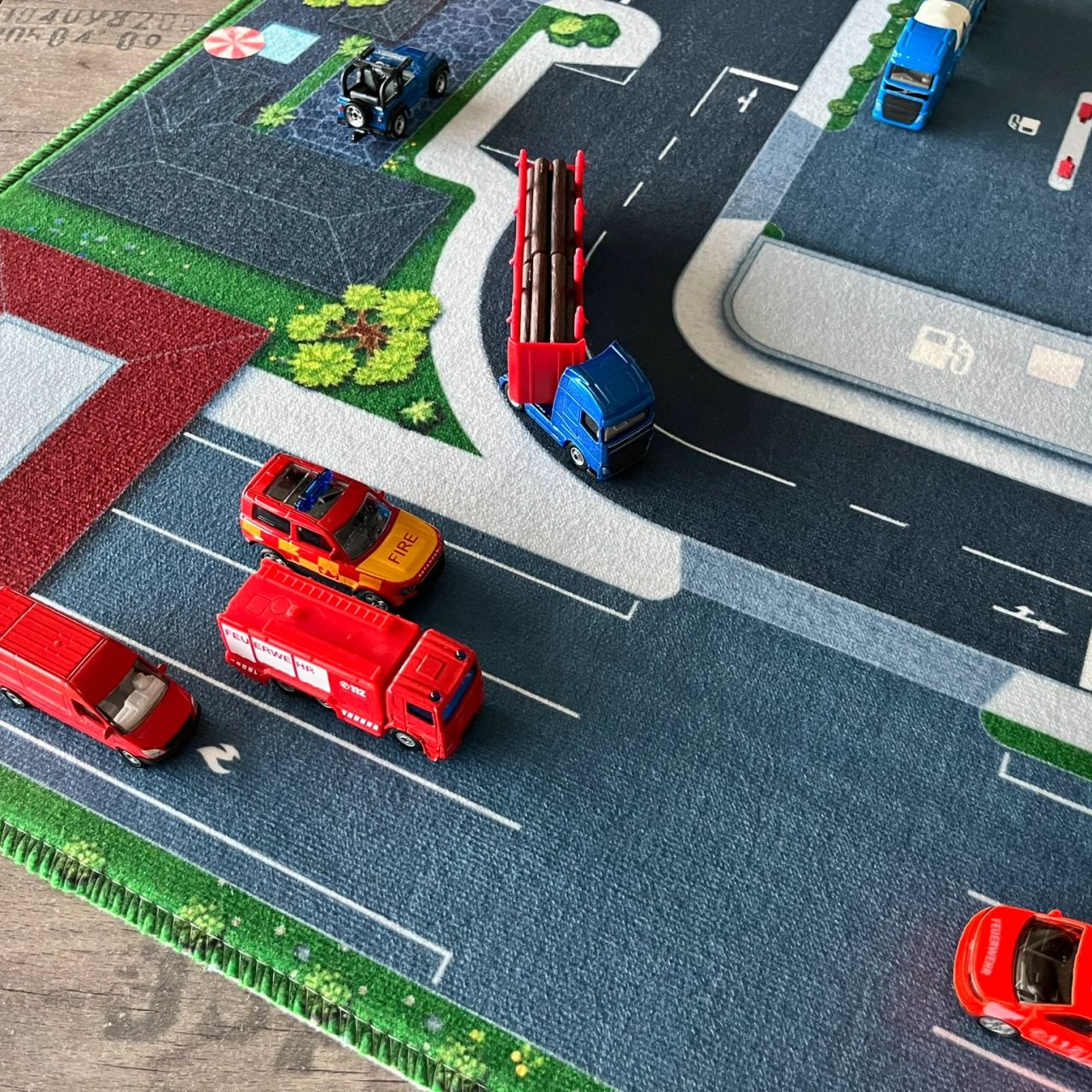 Spielteppich Emil Spielteppich Emil mit Tankstelle und Feuerwehr