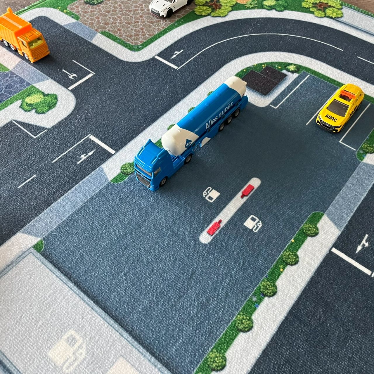 Spielteppich Emil Spielteppich Emil mit Tankstelle