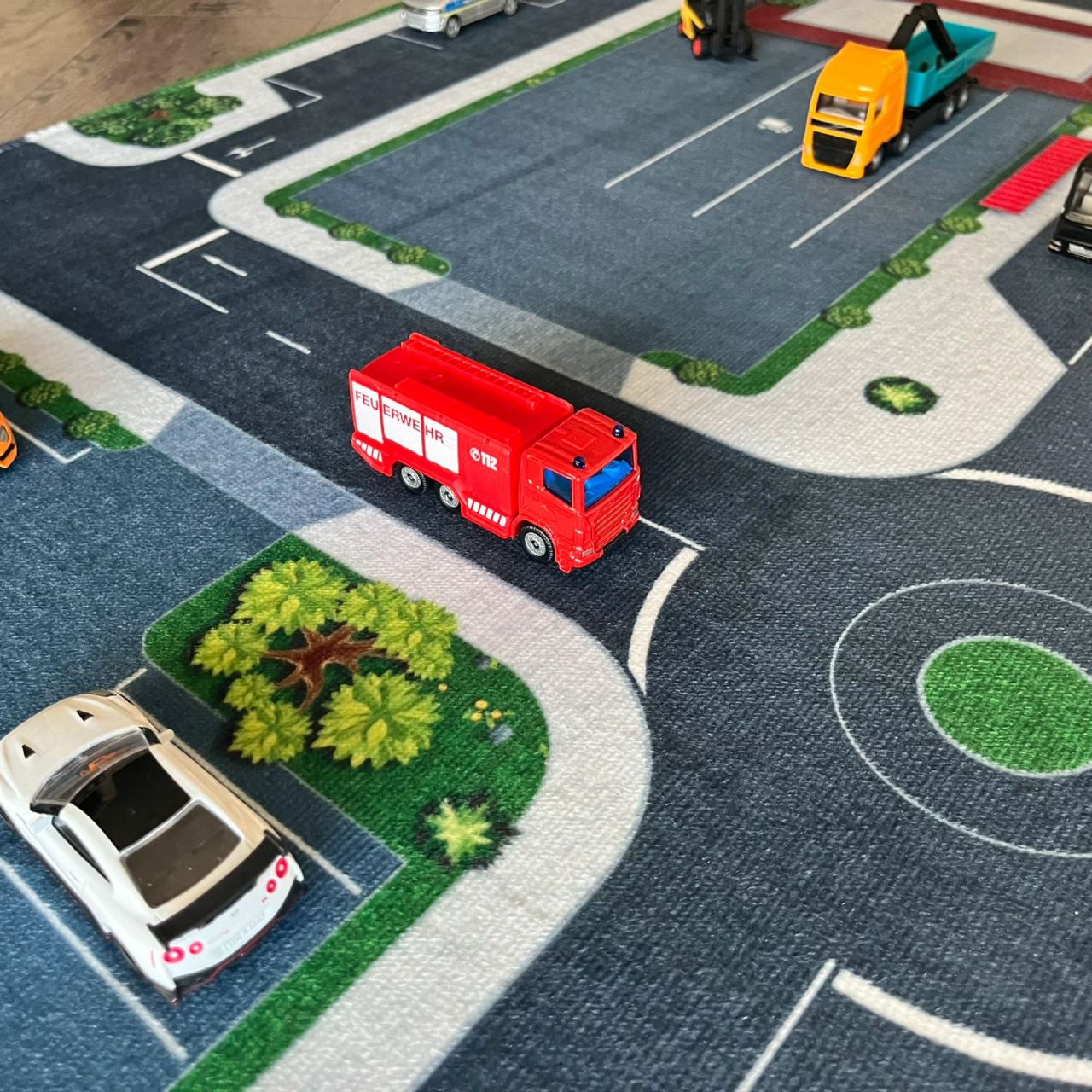 Spielteppich Hugo Spielteppich Hugo mit Kreisverkehr und Verladestation