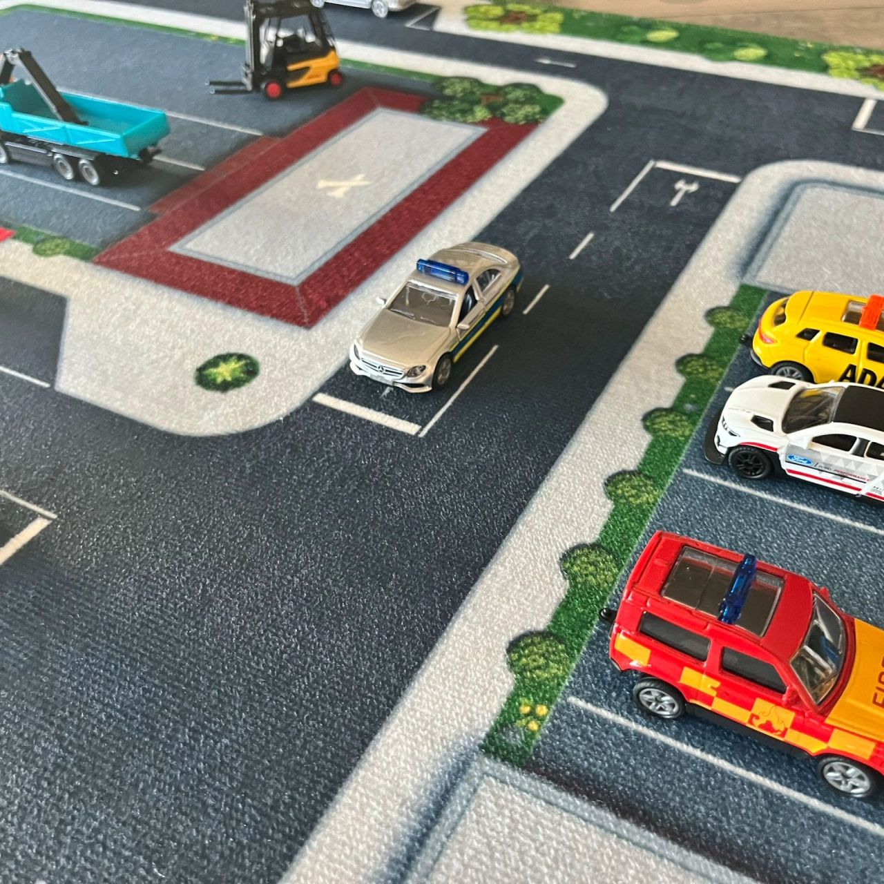 Spielteppich Hugo Spielteppich Hugo mit Metallhandel und Parkplatz