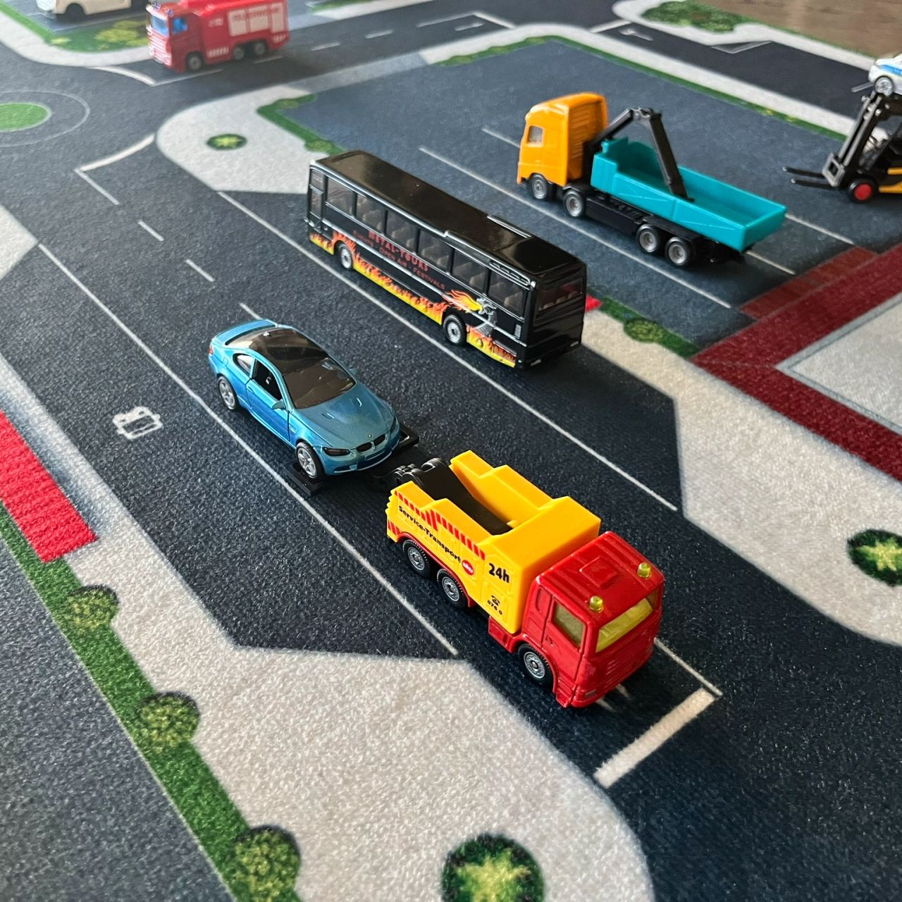 Spielteppich Hugo mit Hafen und Verladestation