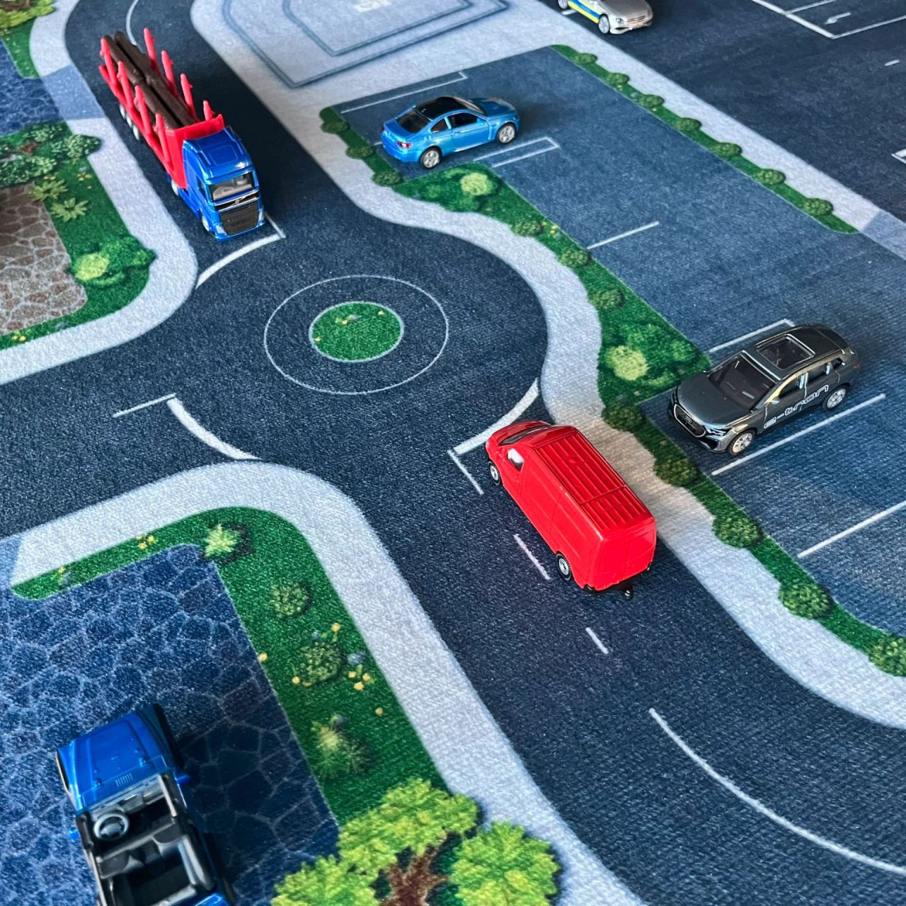Spielteppich Karl Spielteppich Karl mit Kreisverkehr und Parkplatz